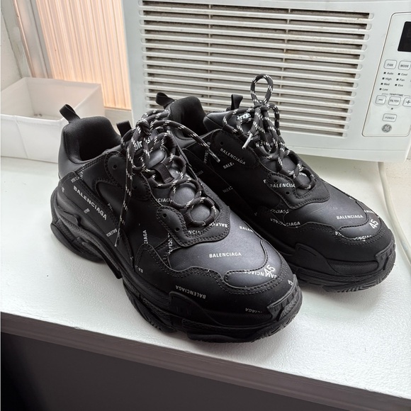 Balenciaga Men's Black Sneakers - Picture 6 of 6